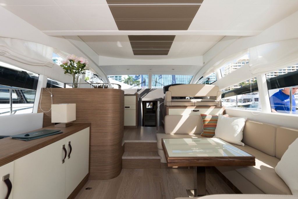 Yate Rodman Muse 44 salon