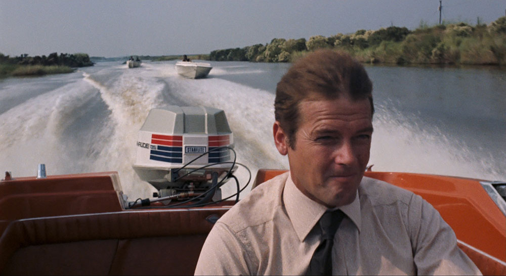 Roger Moore cómo James Bond perseguido por dos barcos