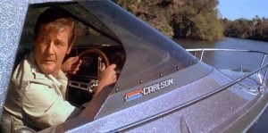 Roger Moore como Bond al mando de un Glastron Carlson con pintura gris plata